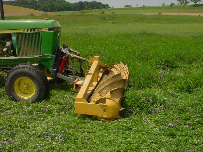 No-till farm roller crimper